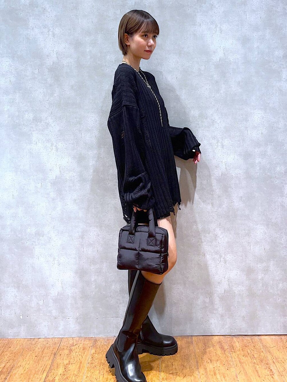 ブラック系のブーツ、ブラック系のブーツ、ブラック系のニット/セーターを着用したレディースの秋コーディネートの2枚目の写真