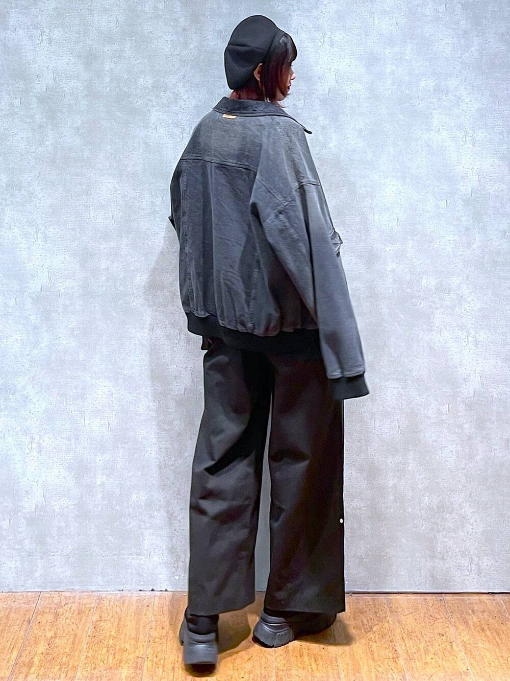 ブラック系のデニムジャケット、ブラック系のブーツ、ブラック系のその他パンツを着用したレディースの春コーディネートの5枚目の写真