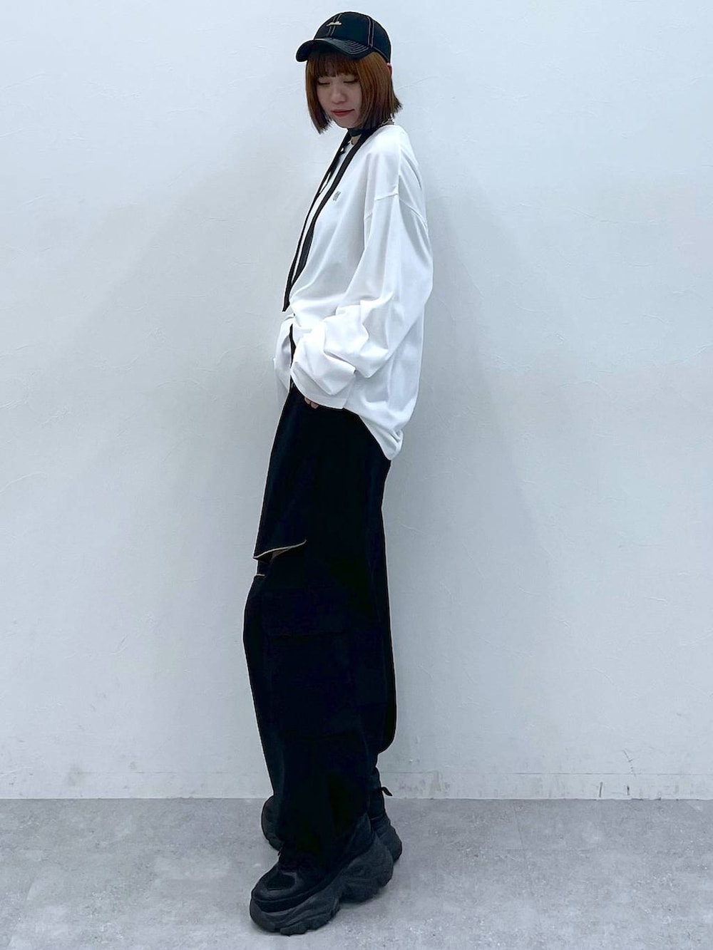 ブラック系のスニーカー、ブラック系のカーゴパンツ、グレー系のネクタイを着用したレディースの夏コーディネートの4枚目の写真