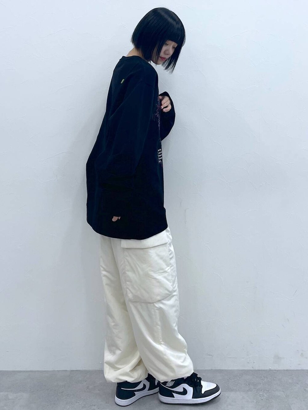 ホワイト系のカーゴパンツ、ブラック系のスウェットを着用したレディースの冬コーディネートの3枚目の写真