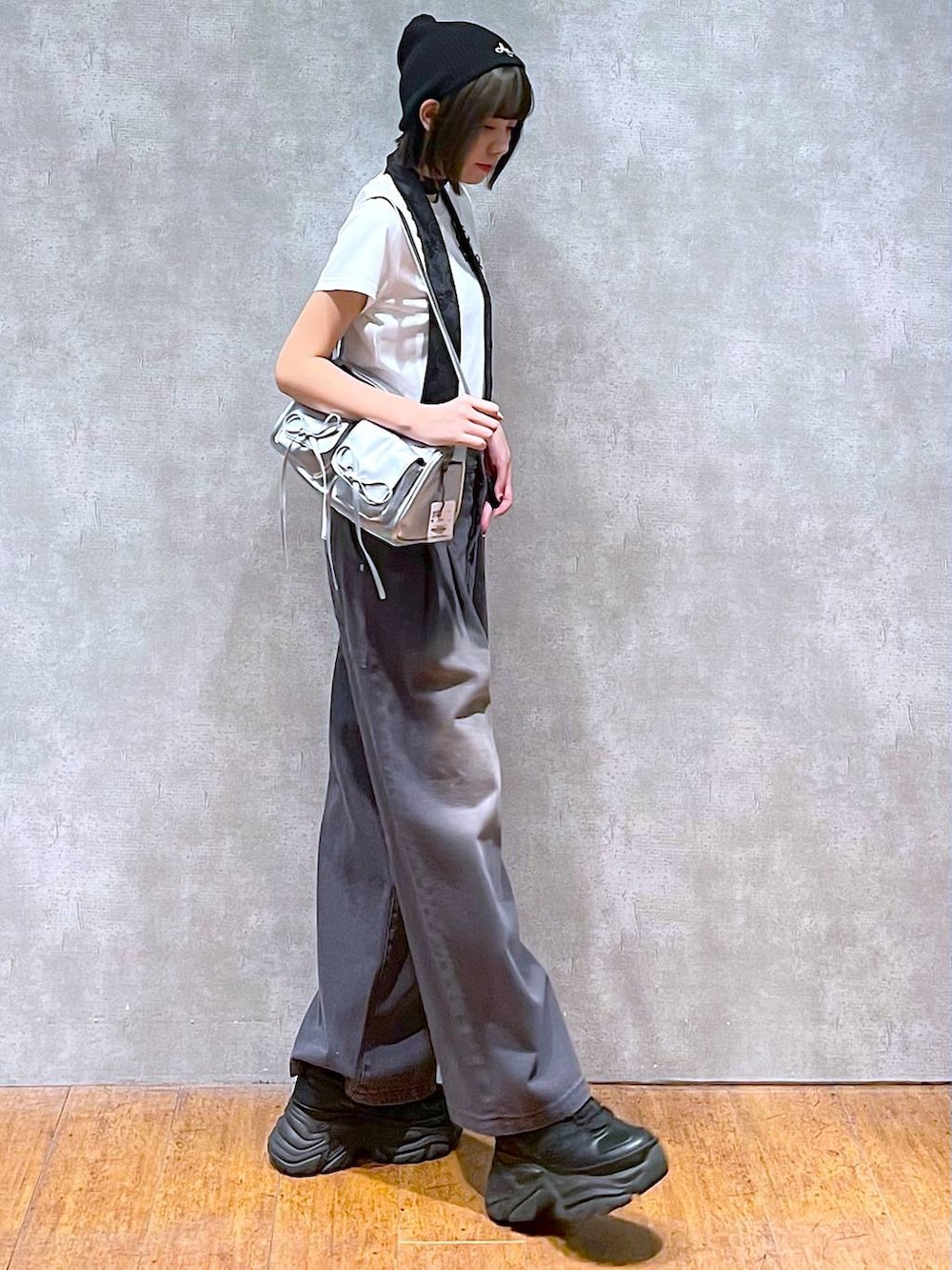 ブラック系のスニーカー、ブラック系のネクタイ、ホワイト系のTシャツ/カットソーを着用したレディースの夏コーディネートの7枚目の写真