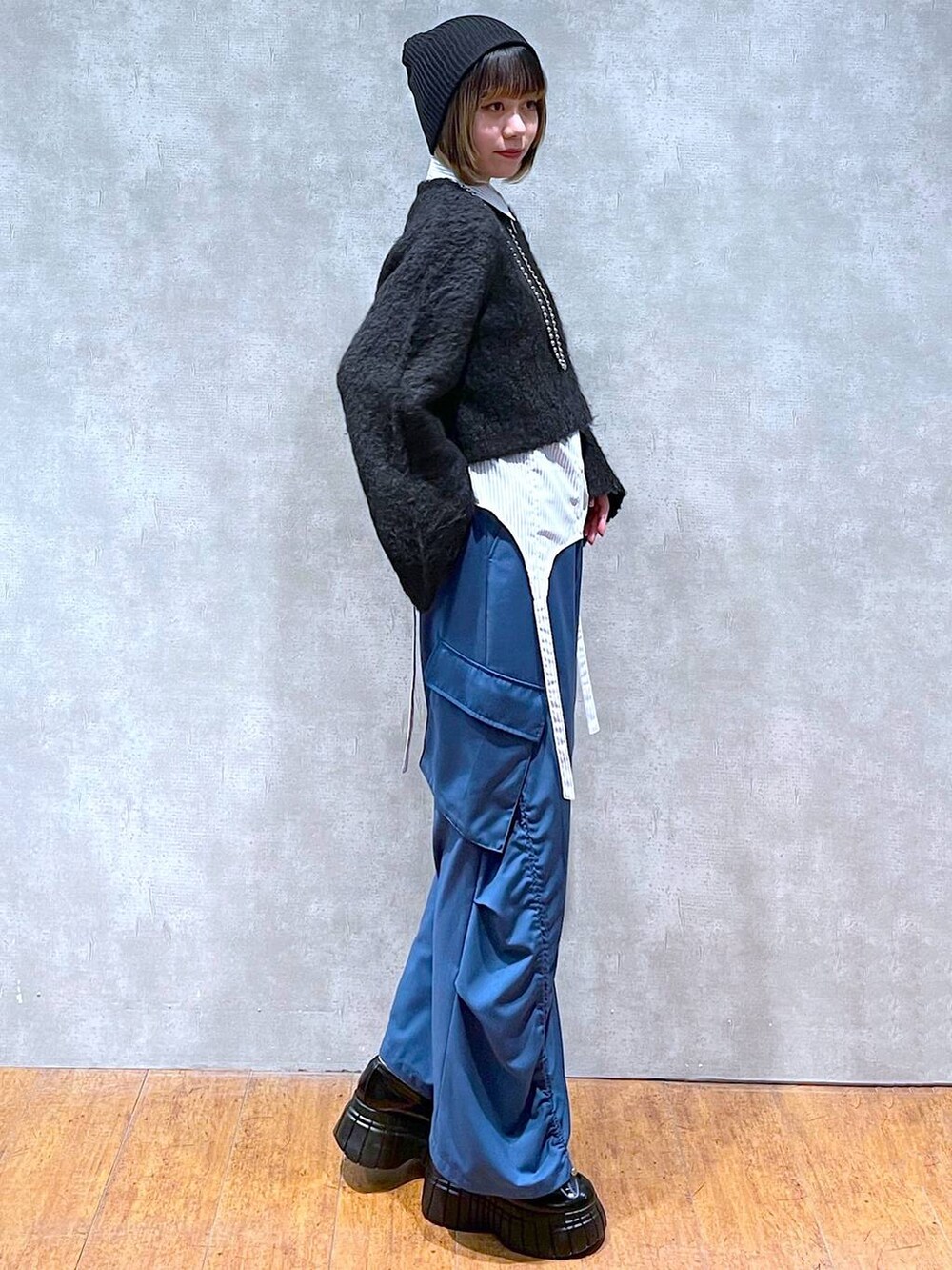 ブルー系のその他パンツ、ブルー系のシャツ/ブラウス、ブラック系のローファーを着用したレディースの冬コーディネートの6枚目の写真