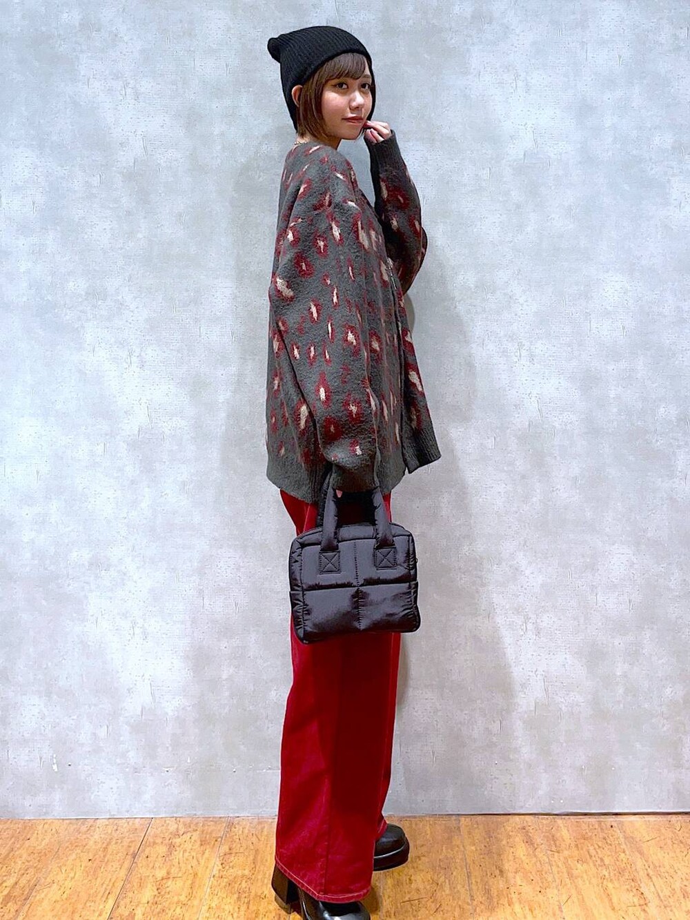 ブラック系のTシャツ/カットソー、レッド系のカーディガン/ボレロ、レッド系のその他パンツを着用したレディースの秋コーディネートの2枚目の写真