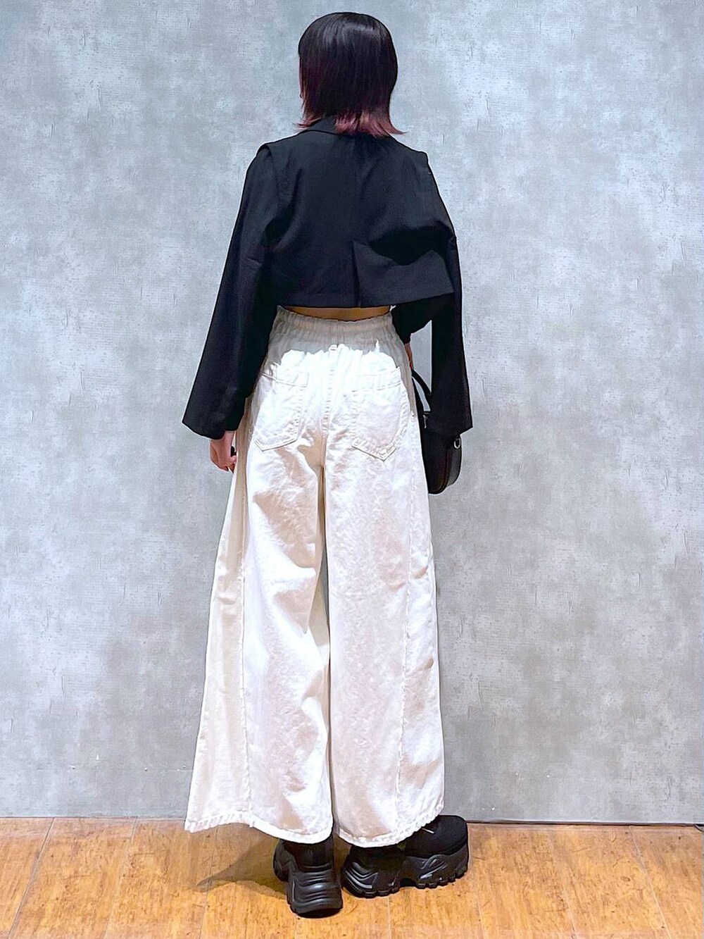 ホワイト系のTシャツ/カットソー、ブラック系のテーラードジャケット、ブラック系のボストンバッグを着用したレディースの春コーディネートの4枚目の写真