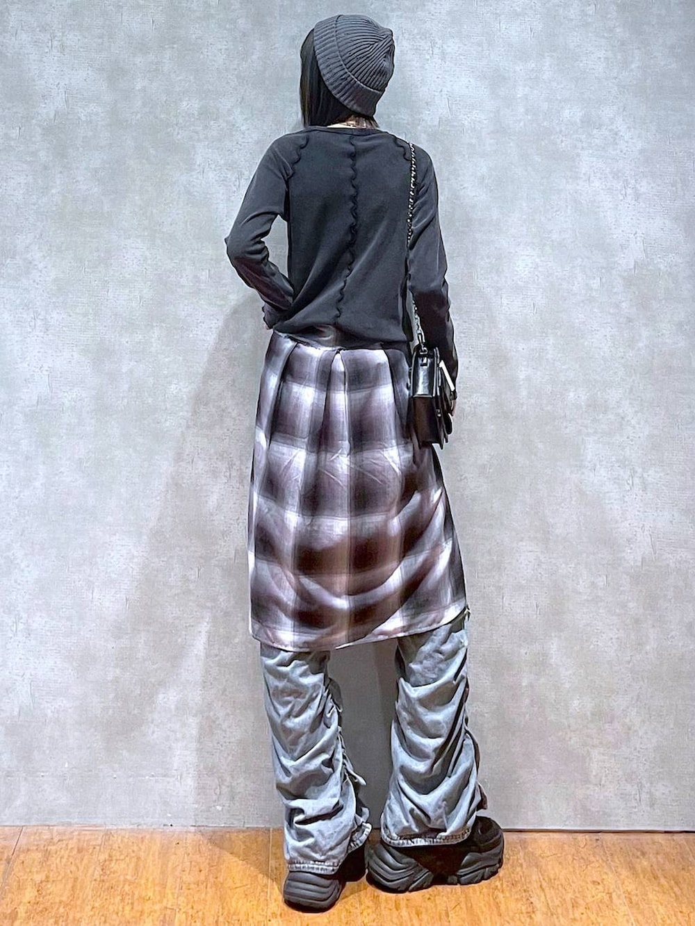 ブラック系のスニーカー、ブルー系のデニムパンツ、グレー系のシャツ/ブラウスを着用したレディースの秋コーディネートの6枚目の写真