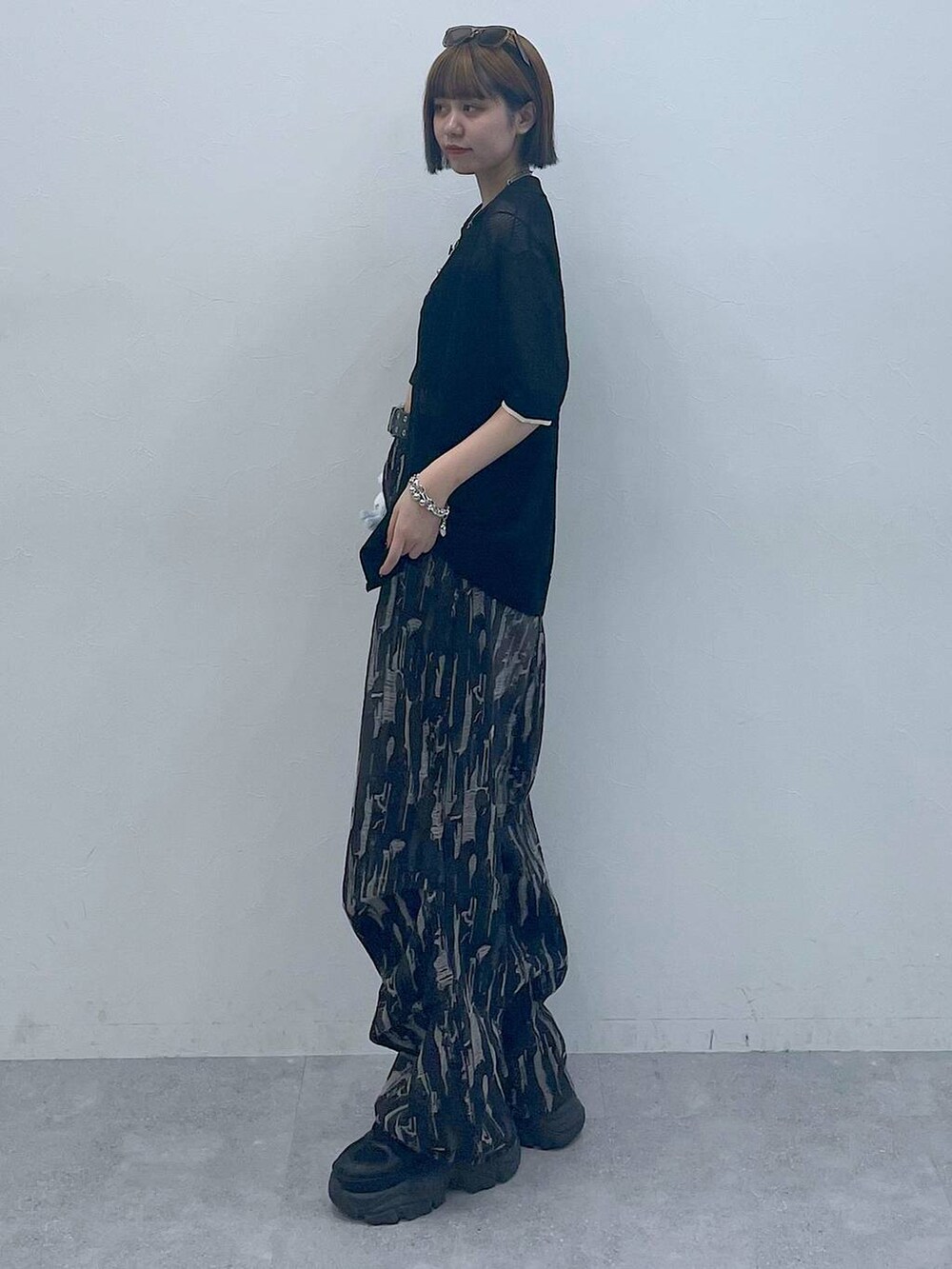 ブラック系のスニーカー、ブラック系のキャミソール、ブラック系のシャツ/ブラウスを着用したレディースの夏コーディネートの5枚目の写真