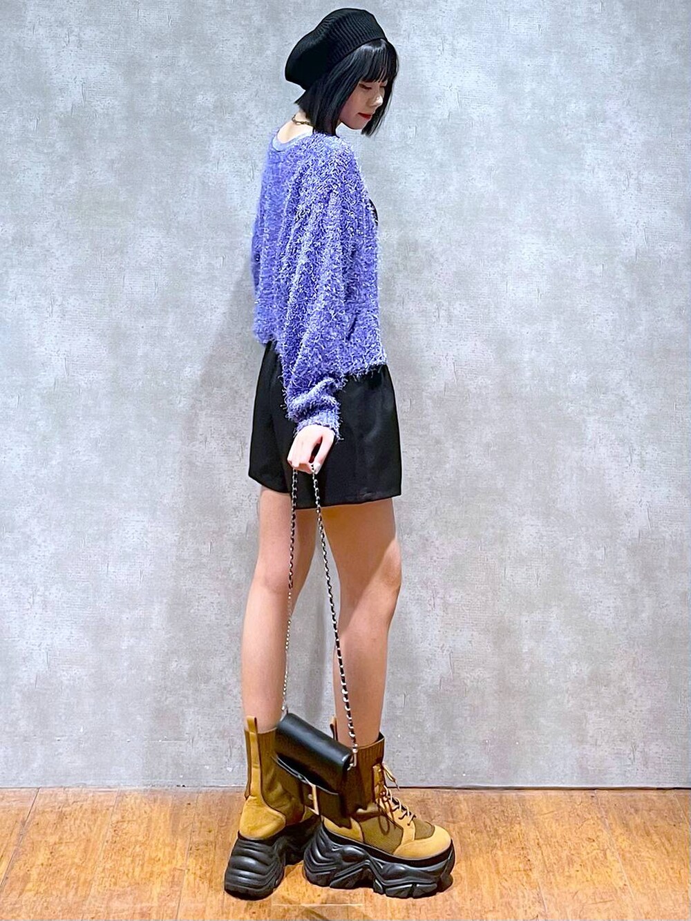 ブラウン系のブーツ、ブラック系のその他パンツ、ブラック系のショルダーバッグを着用したレディースの秋コーディネートの5枚目の写真