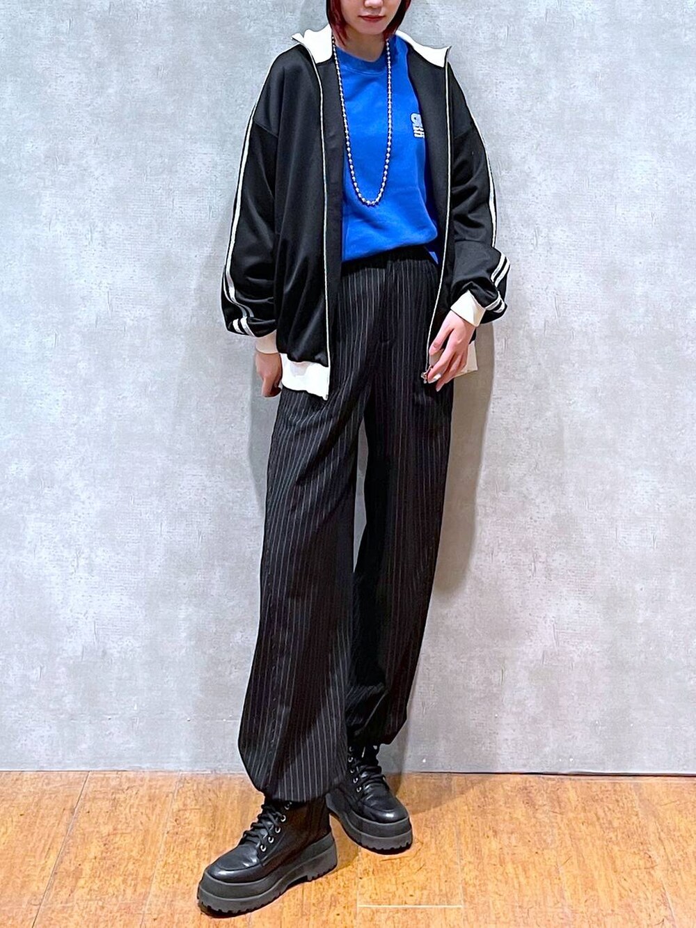 ブラック系のその他アウター、その他のその他パンツ、ブルー系のスウェットを着用したレディースの冬コーディネートの4枚目の写真