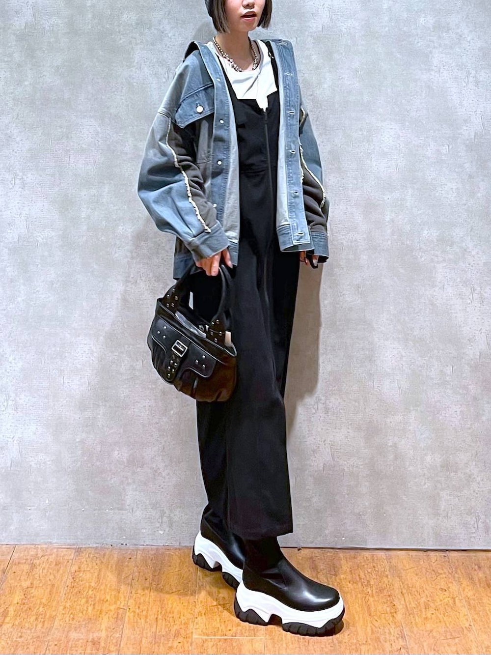 ブルー系のブルゾン、ブラック系のハンドバッグ、ホワイト系のTシャツ/カットソーを着用したレディースの秋コーディネートの10枚目の写真