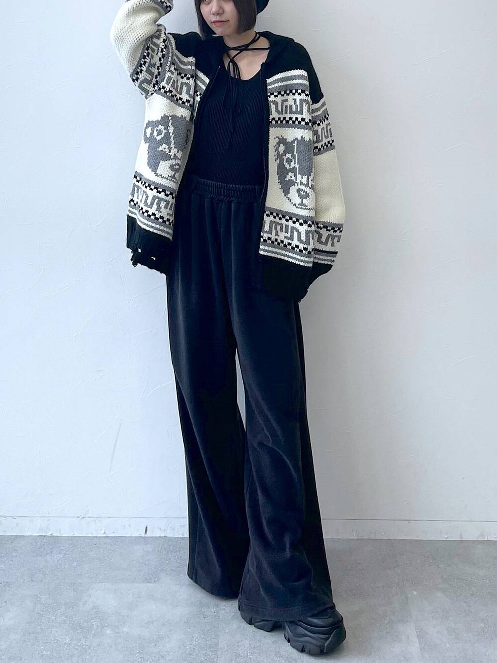 ブラック系のスニーカー、ブラック系のカーディガン/ボレロ、ブラック系のスウェットパンツを着用したレディースの秋コーディネートの7枚目の写真