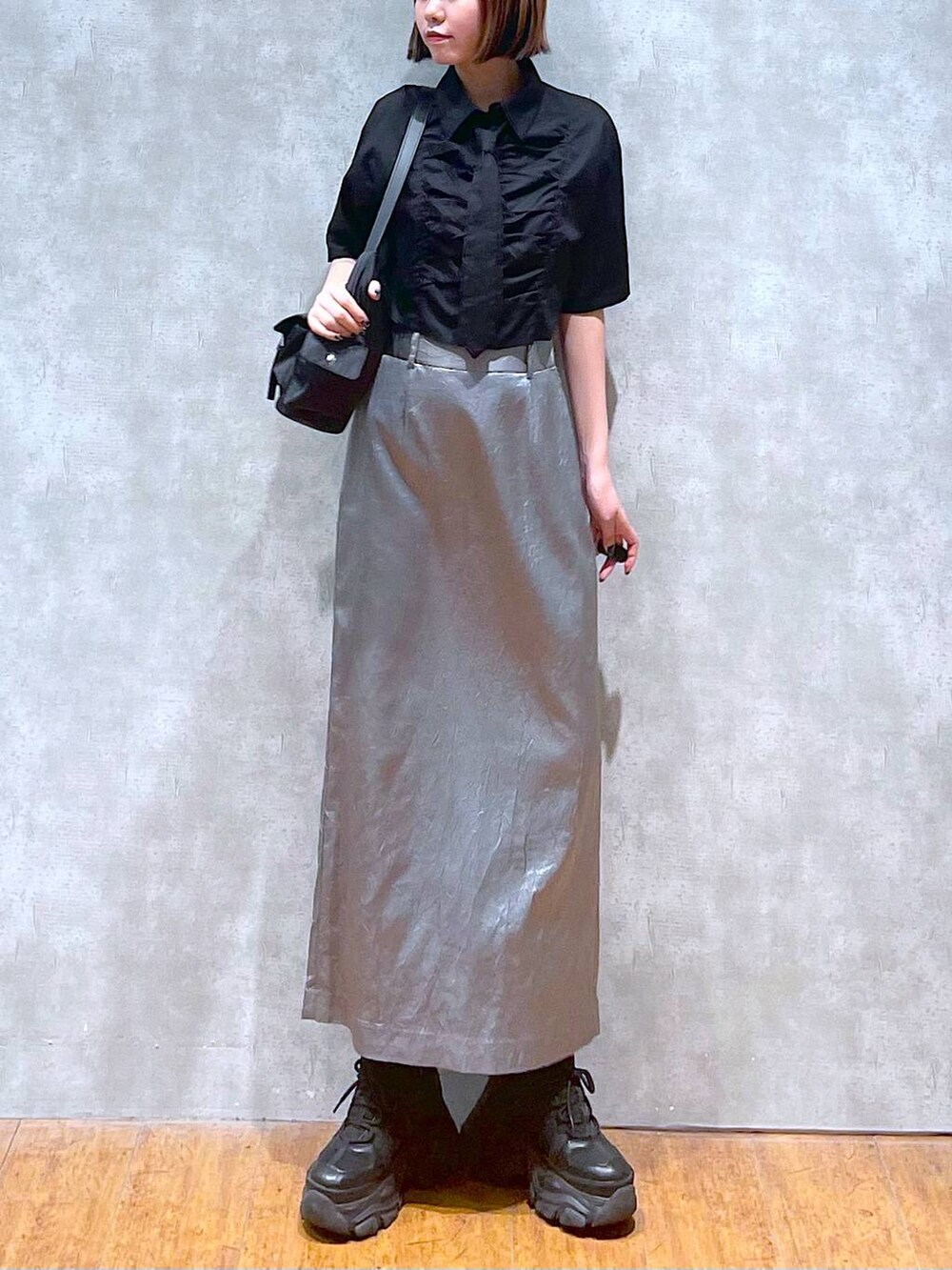 ブラック系のショルダーバッグ、ブラック系のスニーカー、ブラック系のシャツ/ブラウスを着用したレディースの夏コーディネートの3枚目の写真