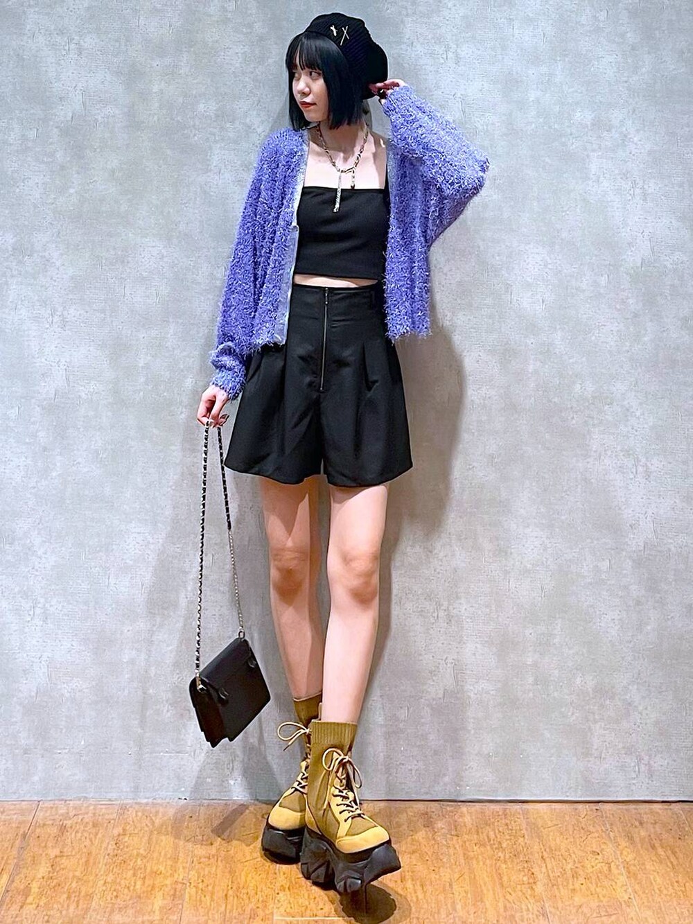 ブラウン系のブーツ、ブラック系のその他パンツ、ブラック系のショルダーバッグを着用したレディースの秋コーディネートの8枚目の写真