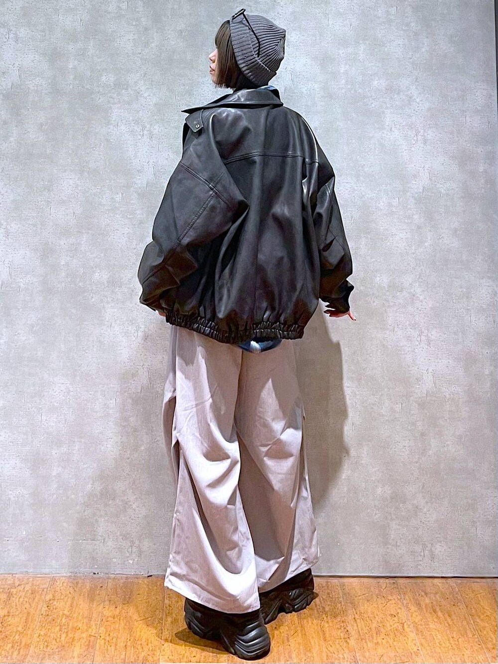 ブラック系のスニーカー、ブラック系のブルゾン、ブルー系のシャツ/ブラウスを着用したレディースの秋コーディネートの5枚目の写真