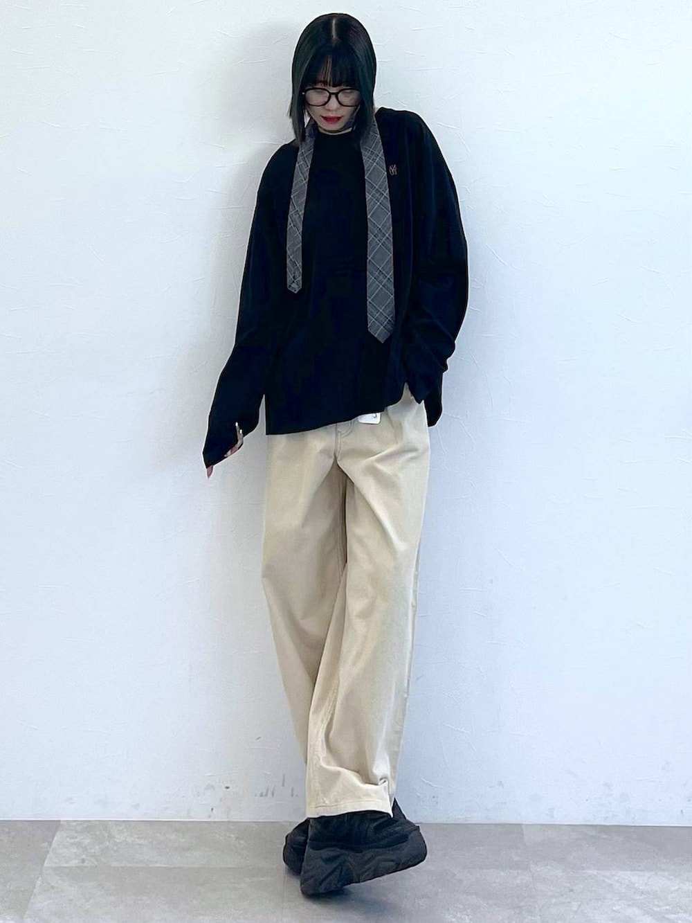 ブラック系のスニーカー、グレー系のネクタイ、ブラック系のTシャツ/カットソーを着用したレディースの秋コーディネートの5枚目の写真