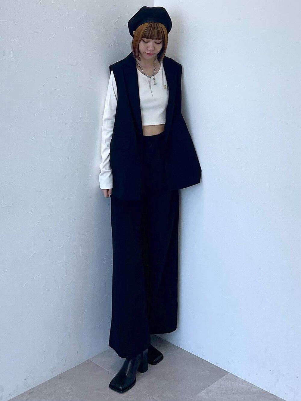 ブラック系のその他パンツ、ブラック系のベスト、ホワイト系のTシャツ/カットソーを着用したレディースの秋コーディネートの6枚目の写真