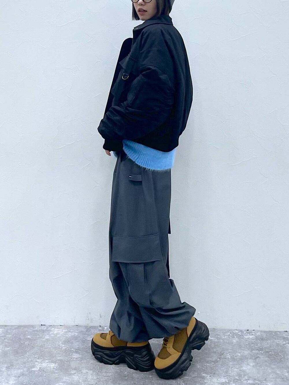 ブラウン系のブーツ、ブラック系のブルゾン、グレー系のカーゴパンツを着用したレディースの秋コーディネートの8枚目の写真