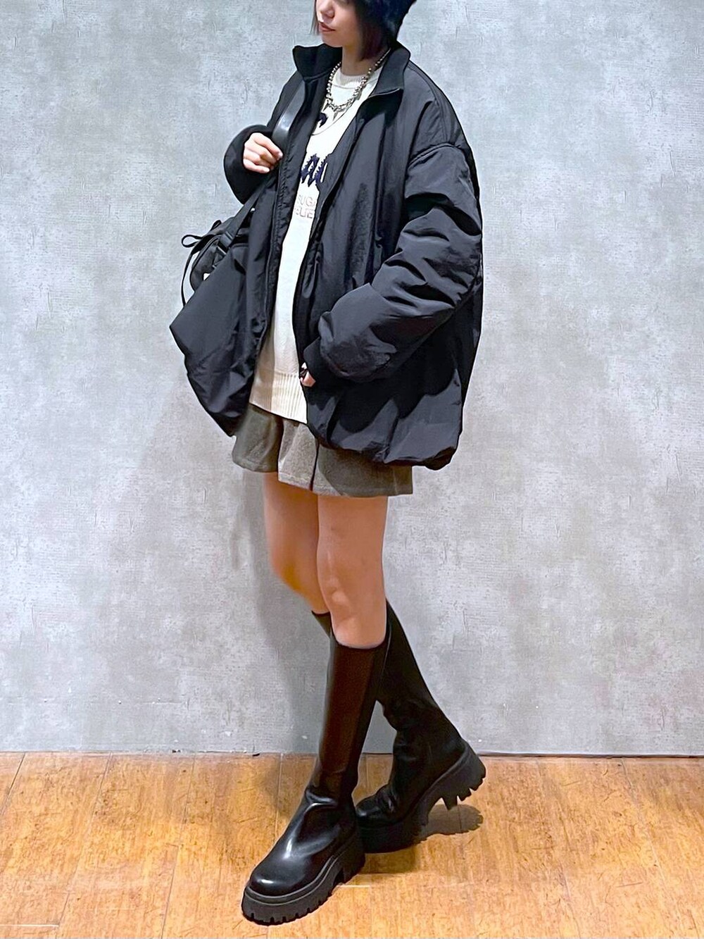 ブラック系のショルダーバッグ、ブラウン系のその他パンツ、ブラック系のブーツを着用したレディースの秋コーディネートの4枚目の写真