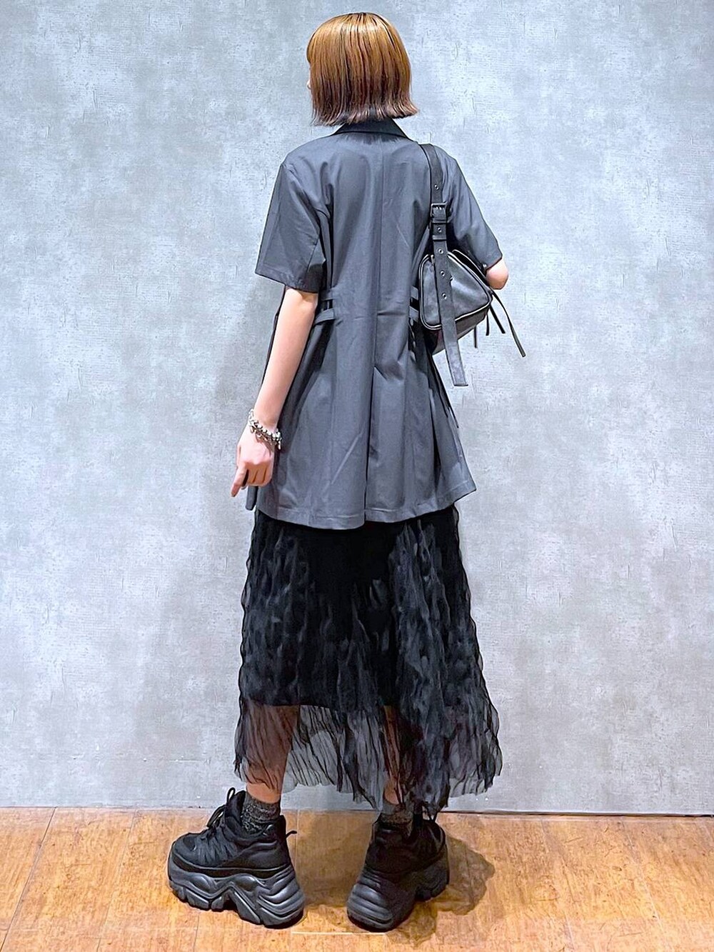 ブラック系のスニーカー、グレー系のテーラードジャケット、ホワイト系のTシャツ/カットソーを着用したレディースの夏コーディネートの7枚目の写真