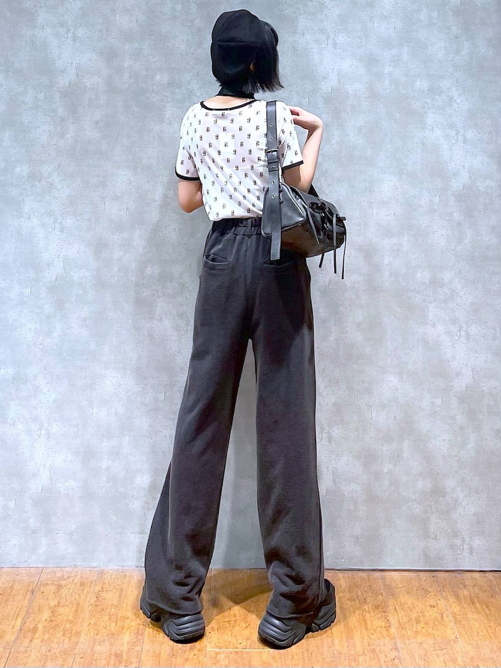 ブラック系のスニーカー、ブラック系のネクタイ、ブラック系のショルダーバッグを着用したレディースの夏コーディネートの7枚目の写真