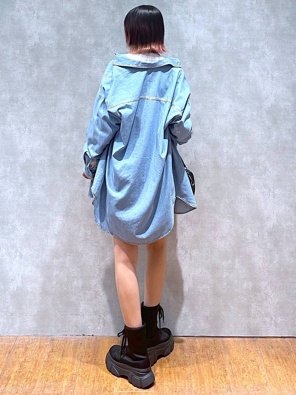 ホワイト系のTシャツ/カットソー、ブラック系のその他パンツ、ブラック系のボストンバッグを着用したレディースの春コーディネートの7枚目の写真