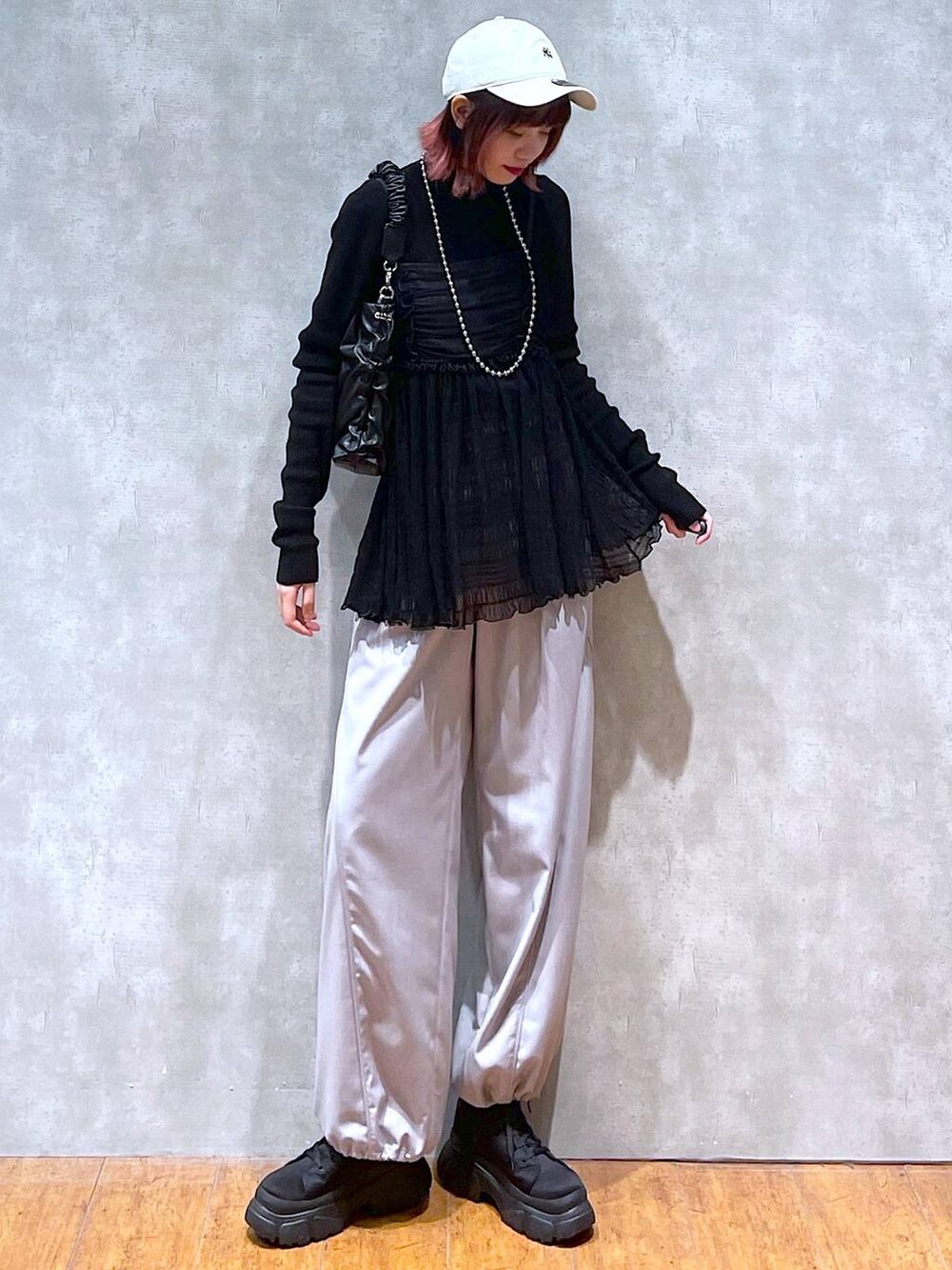 ベージュ系のその他パンツ、ブラック系のニット/セーター、ブラック系のブーツを着用したレディースの冬コーディネートの2枚目の写真