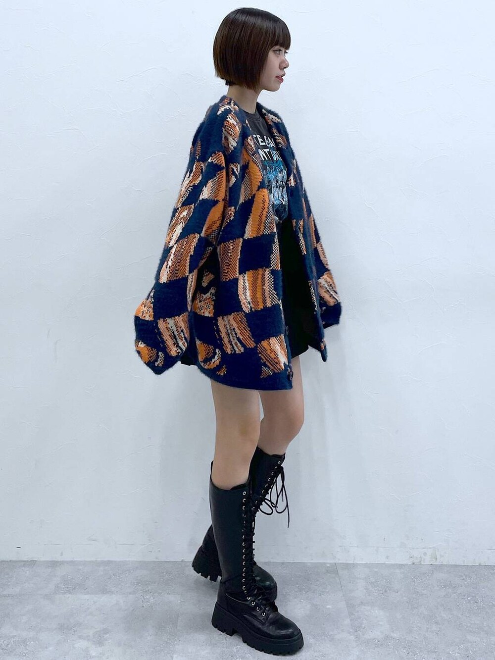 ブラック系のブーツ、ブラック系のその他パンツ、ブルー系のニット/セーターを着用したレディースの冬コーディネートの4枚目の写真