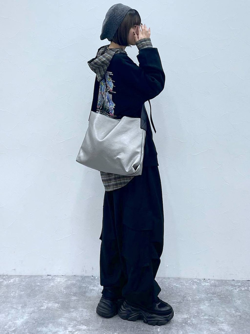 ブラック系のスニーカー、ブラック系のスウェット、シルバー系のトートバッグを着用したレディースの秋コーディネートの7枚目の写真