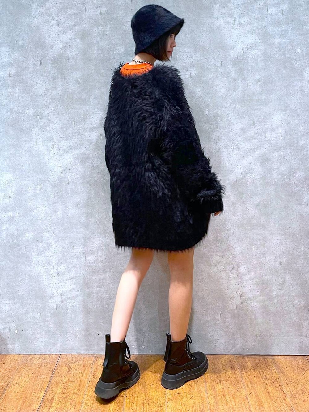 ブラック系のブーツ、ブラック系のカーディガン/ボレロ、ブラック系のその他パンツを着用したレディースの冬コーディネートの5枚目の写真