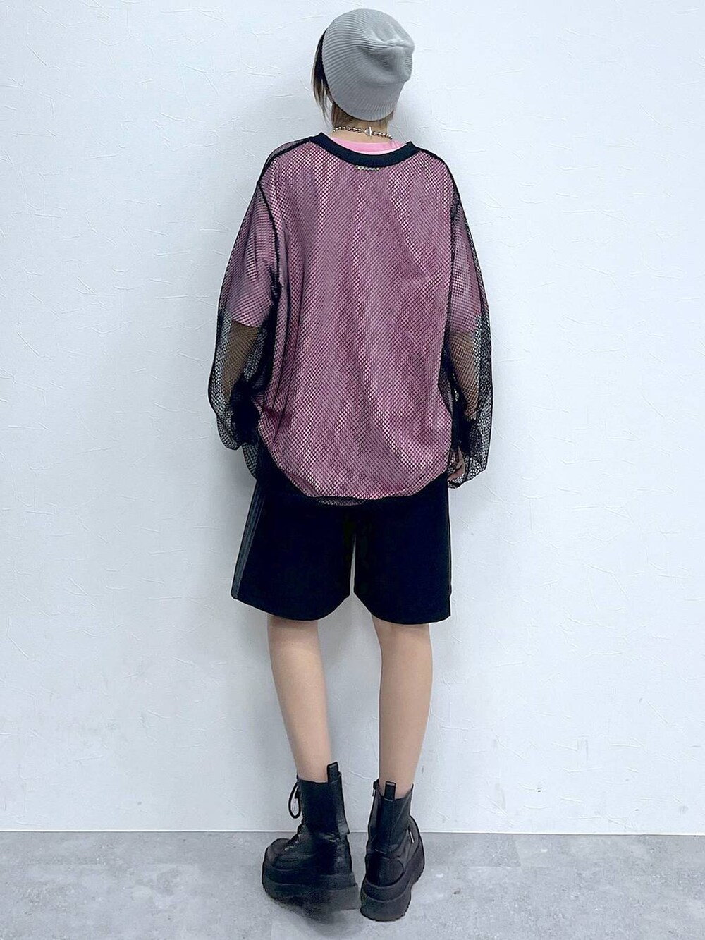 ブラック系のスラックス、ブラック系のTシャツ/カットソー、ブラック系のブーツを着用したレディースの春コーディネートの5枚目の写真