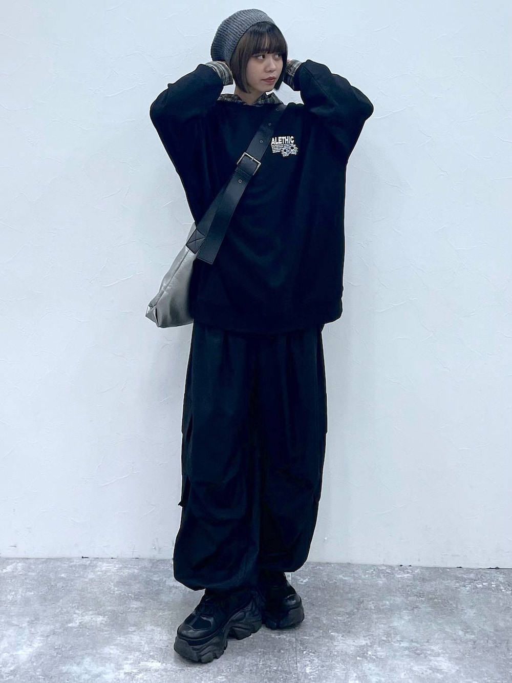 ブラック系のスニーカー、ブラック系のスウェット、シルバー系のトートバッグを着用したレディースの秋コーディネートの8枚目の写真