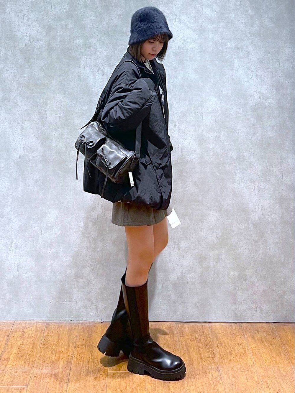 ブラック系のショルダーバッグ、ブラウン系のその他パンツ、ブラック系のブーツを着用したレディースの秋コーディネートの6枚目の写真