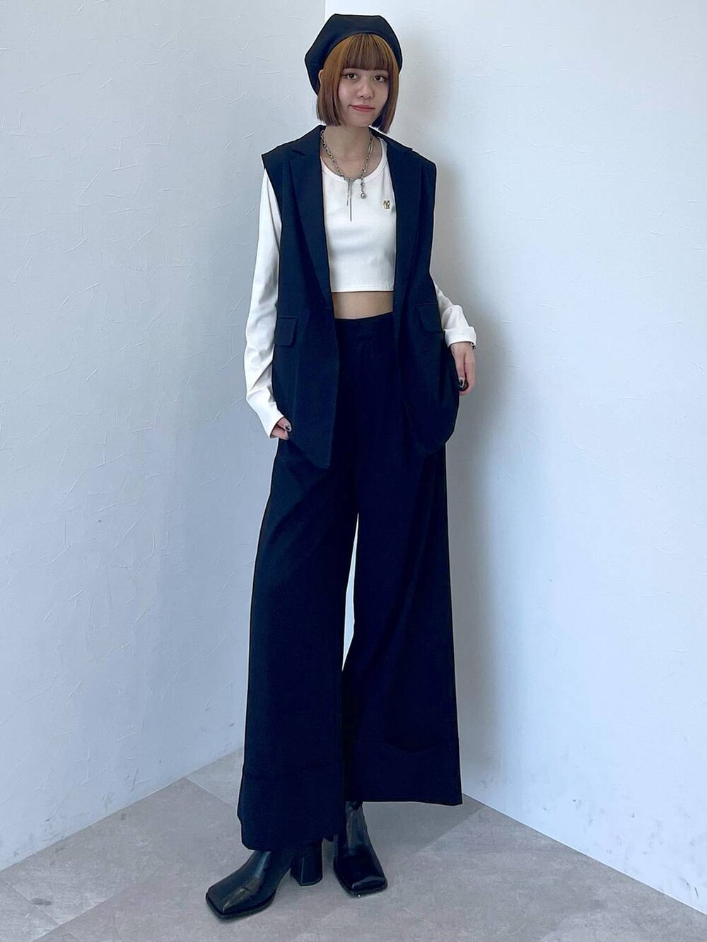 ブラック系のその他パンツ、ブラック系のベスト、ホワイト系のTシャツ/カットソーを着用したレディースの秋コーディネートの8枚目の写真