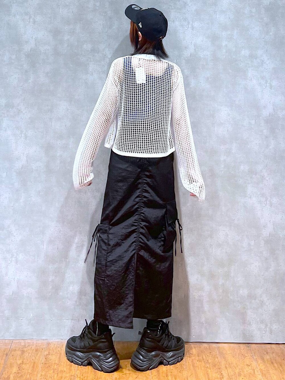 ホワイト系のカーディガン/ボレロ、ブルー系のタンクトップ、ブラック系のスニーカーを着用したレディースの夏コーディネートの6枚目の写真