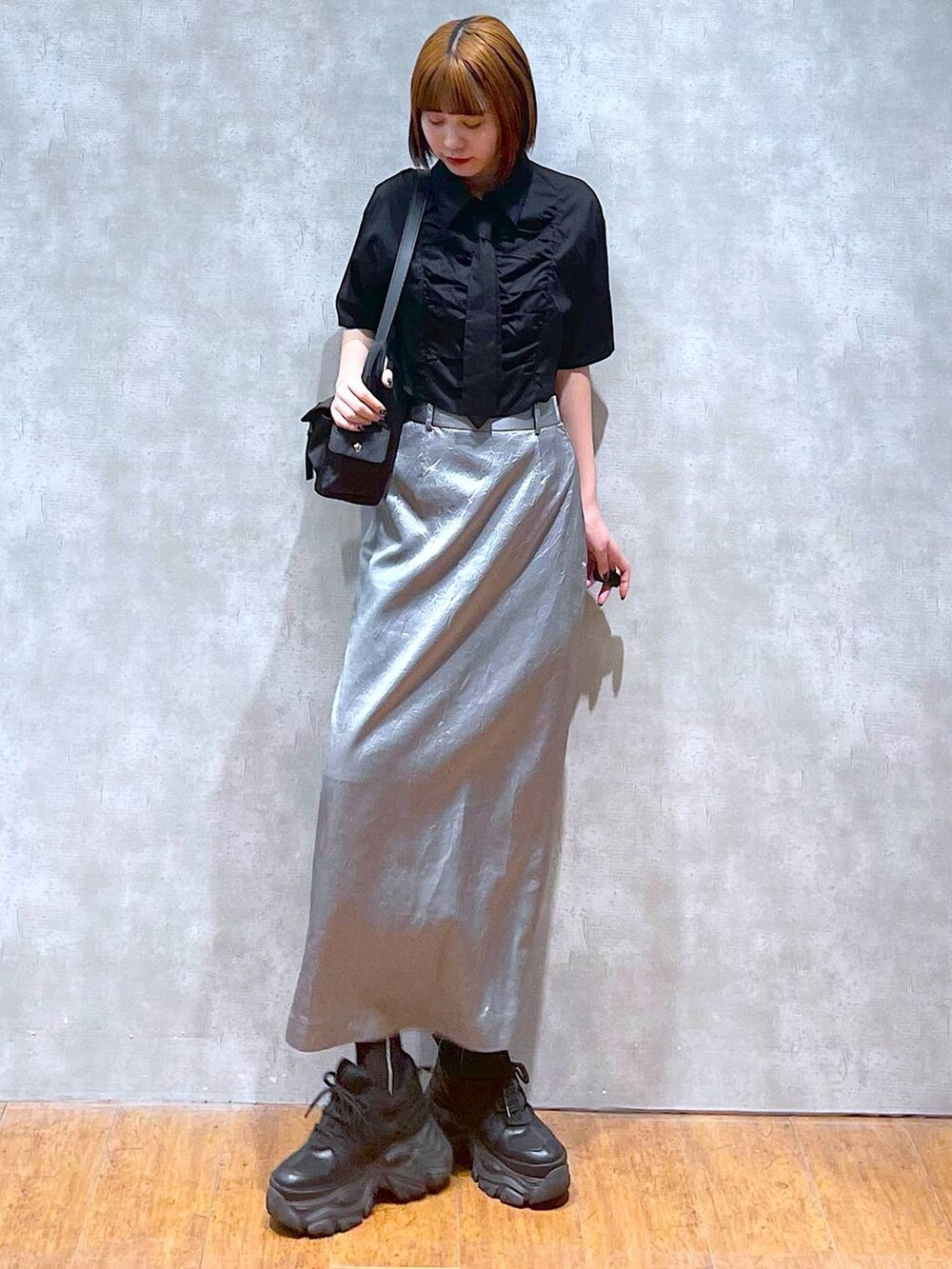 ブラック系のショルダーバッグ、ブラック系のスニーカー、ブラック系のシャツ/ブラウスを着用したレディースの夏コーディネートの4枚目の写真