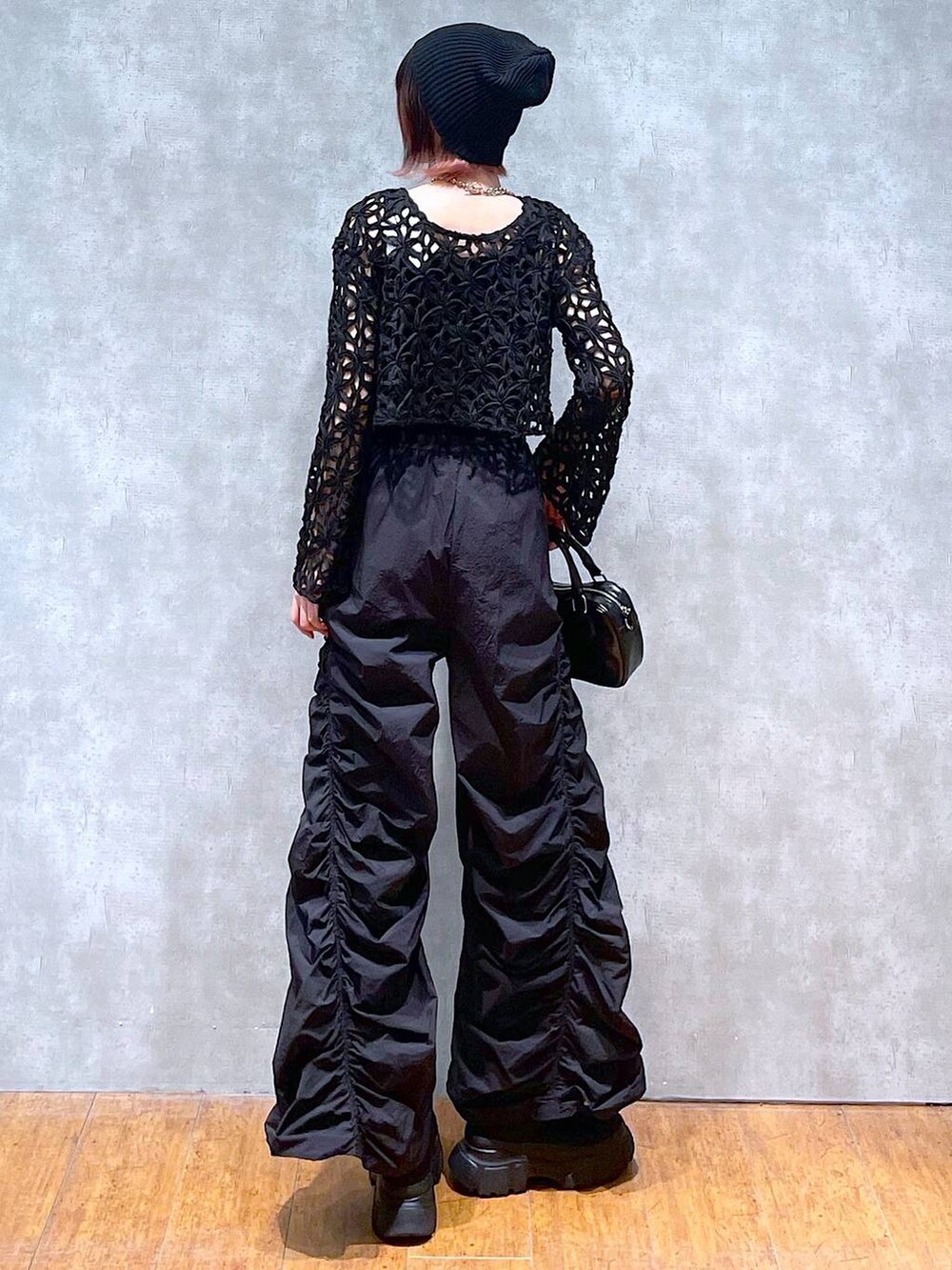 ブラック系のシャツ/ブラウス、ブラック系のタンクトップ、ブラック系のその他パンツを着用したレディースの春コーディネートの7枚目の写真