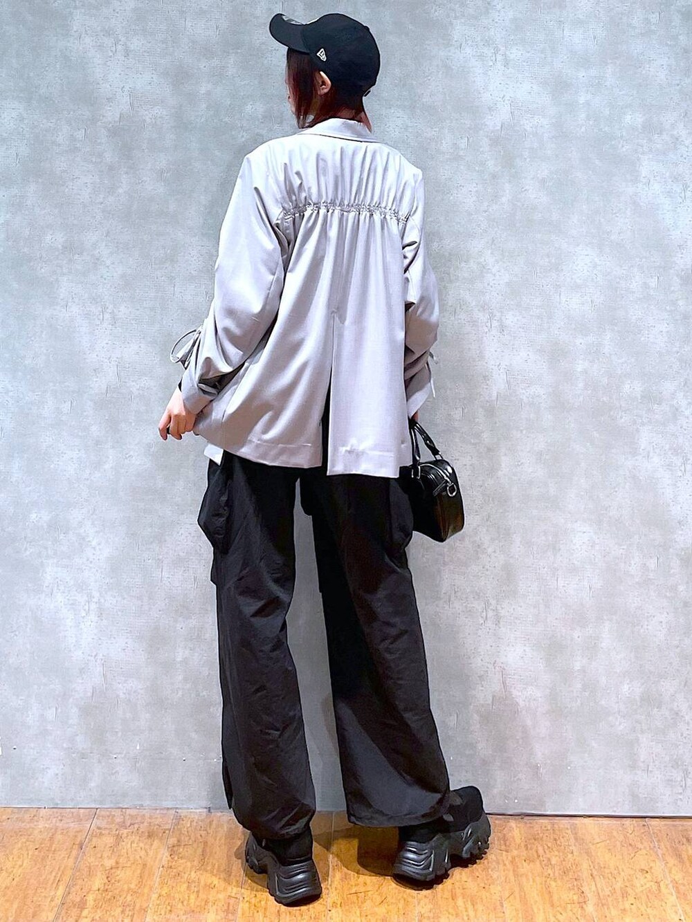 ベージュ系のテーラードジャケット、ホワイト系のTシャツ/カットソー、ブラック系のカーゴパンツを着用したレディースの春コーディネートの7枚目の写真