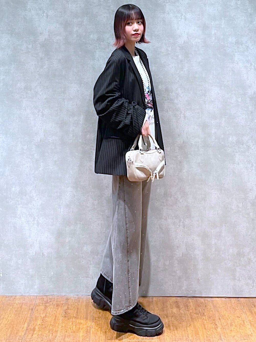 ベージュ系のスウェット、その他のテーラードジャケット、ベージュ系のボストンバッグを着用したレディースの冬コーディネートの3枚目の写真