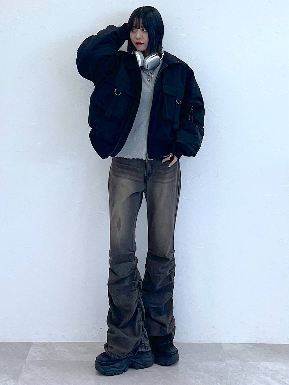 ブラック系のスニーカー、ブラック系のデニムパンツ、グレー系のTシャツ/カットソーを着用したレディースの秋コーディネートの7枚目の写真