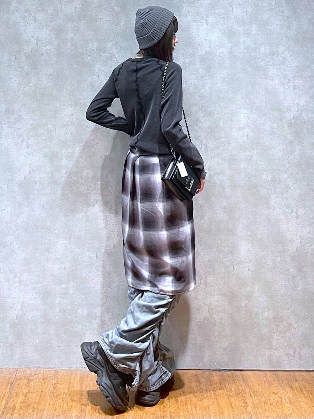 ブラック系のスニーカー、ブルー系のデニムパンツ、グレー系のシャツ/ブラウスを着用したレディースの秋コーディネートの5枚目の写真