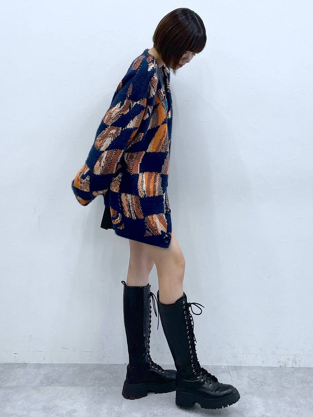 ブラック系のブーツ、ブラック系のその他パンツ、ブルー系のニット/セーターを着用したレディースの冬コーディネートの2枚目の写真