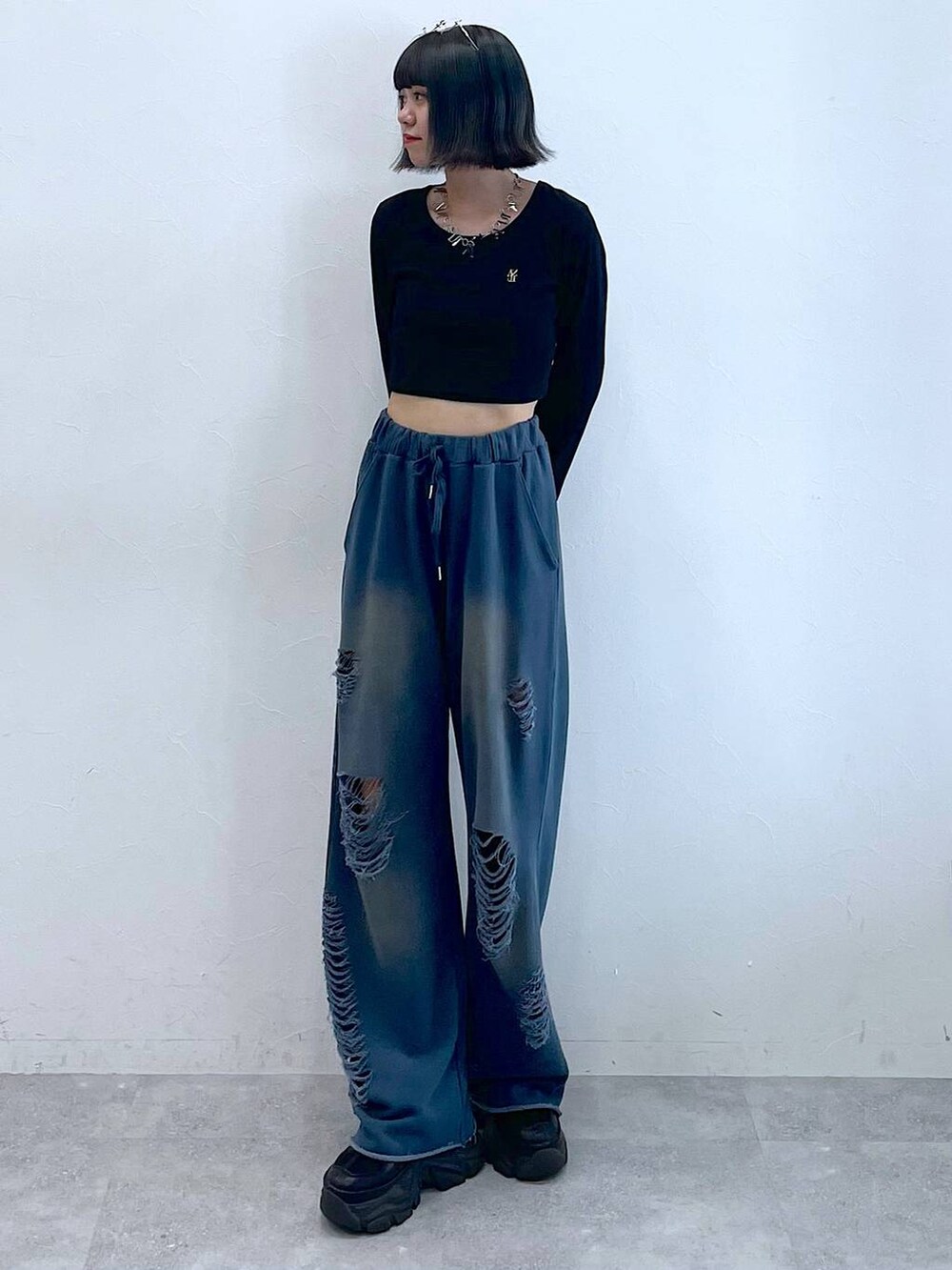 「ロンT、差し色コーデ、高身長、韓国系、韓国ファッション、ユニセックス、女子ウケ、夏コーデ、秋コーデ、骨格ナチュラル、モード、カジュアル、PAGEBOY、PBLIM、着痩せ・細見え」｜「PAGEBOYのプラットチャンキースニーカー（スニーカー、ブラック系）」を使った、Kotohaさん（レディース・170cm）の秋コーディネートの2枚目の写真
