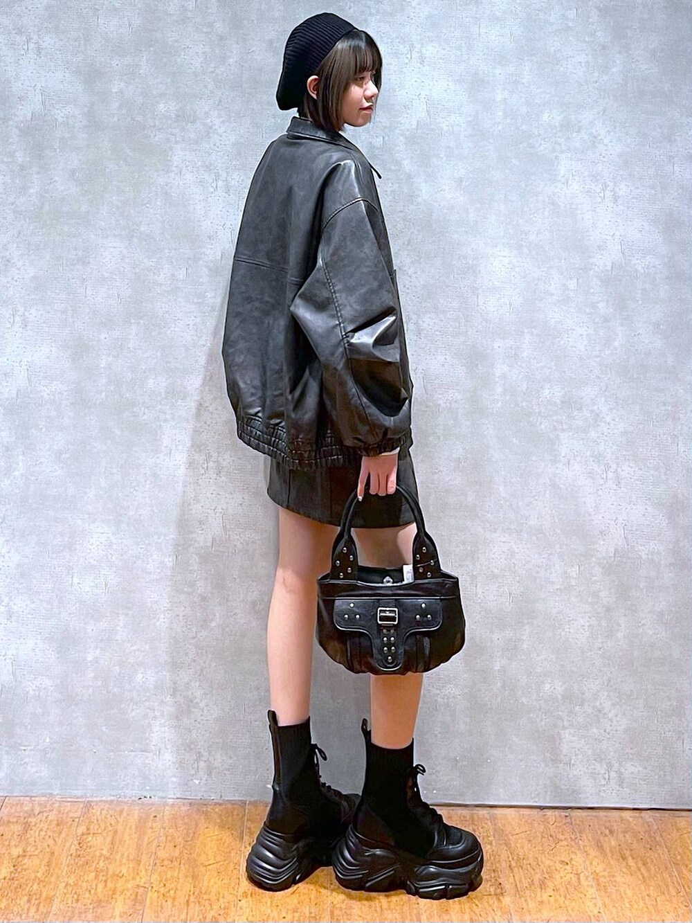 ブラック系のブーツ、ブラック系のブルゾン、ブラウン系のTシャツ/カットソーを着用したレディースの秋コーディネートの7枚目の写真