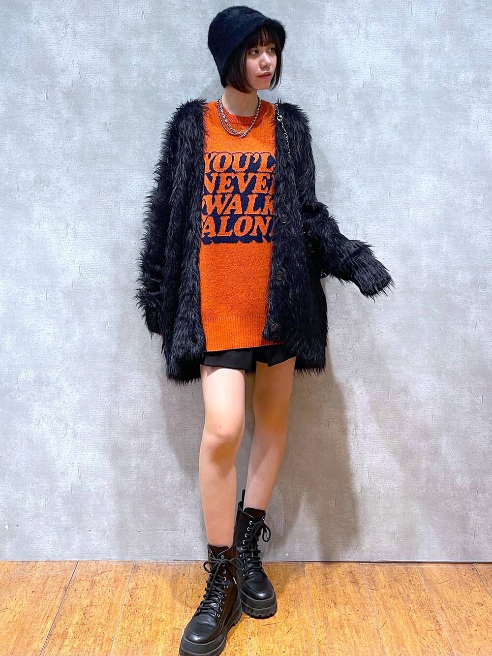 ブラック系のブーツ、ブラック系のカーディガン/ボレロ、ブラック系のその他パンツを着用したレディースの冬コーディネートの2枚目の写真