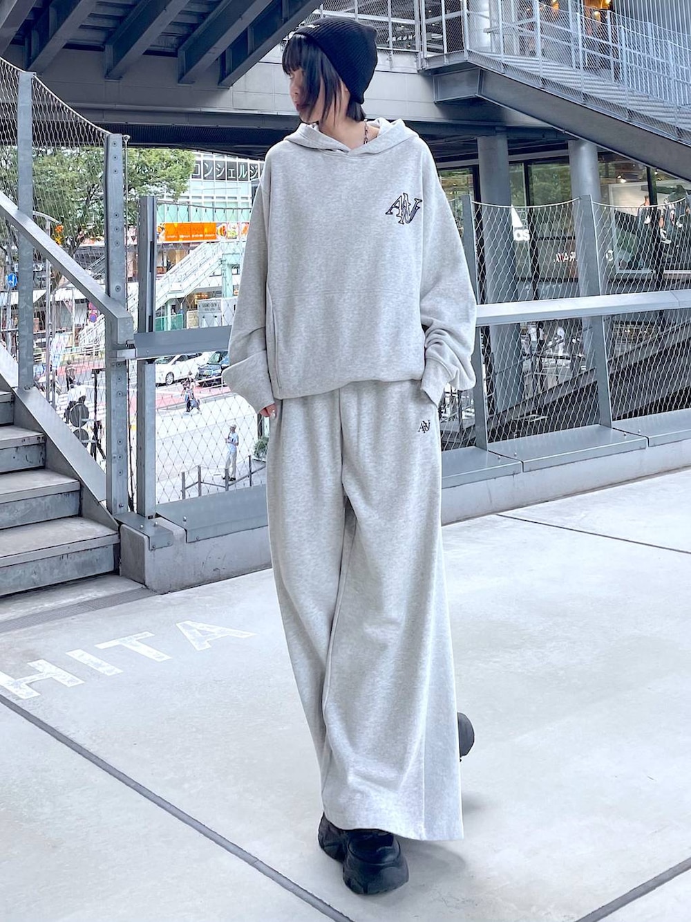 ブラック系のスニーカー、グレー系のパーカー、グレー系のスウェットパンツを着用したレディースの秋コーディネートの6枚目の写真