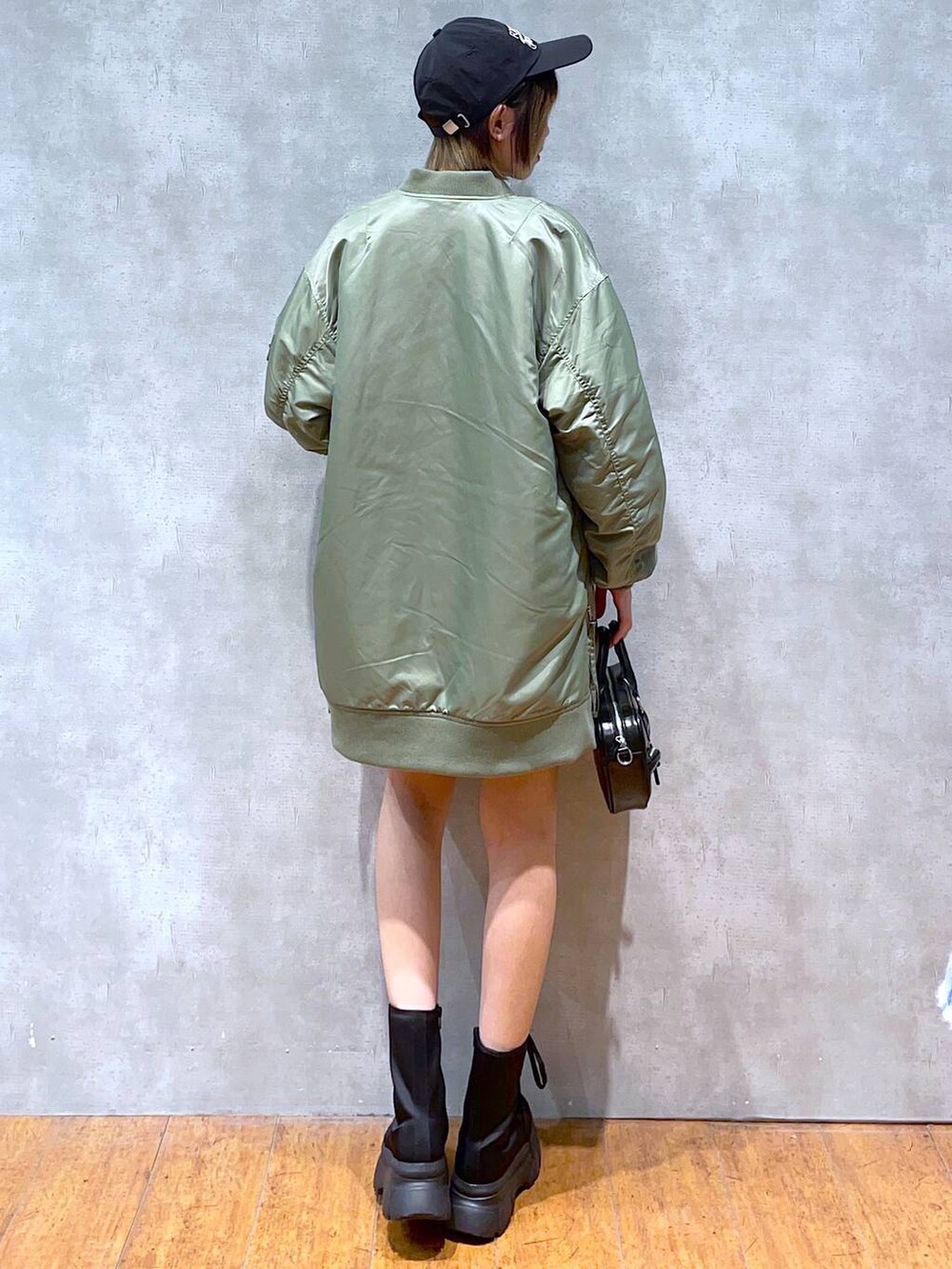 ブラック系のその他パンツ、グリーン系のMA-1、ブラック系のブーツを着用したレディースの冬コーディネートの5枚目の写真