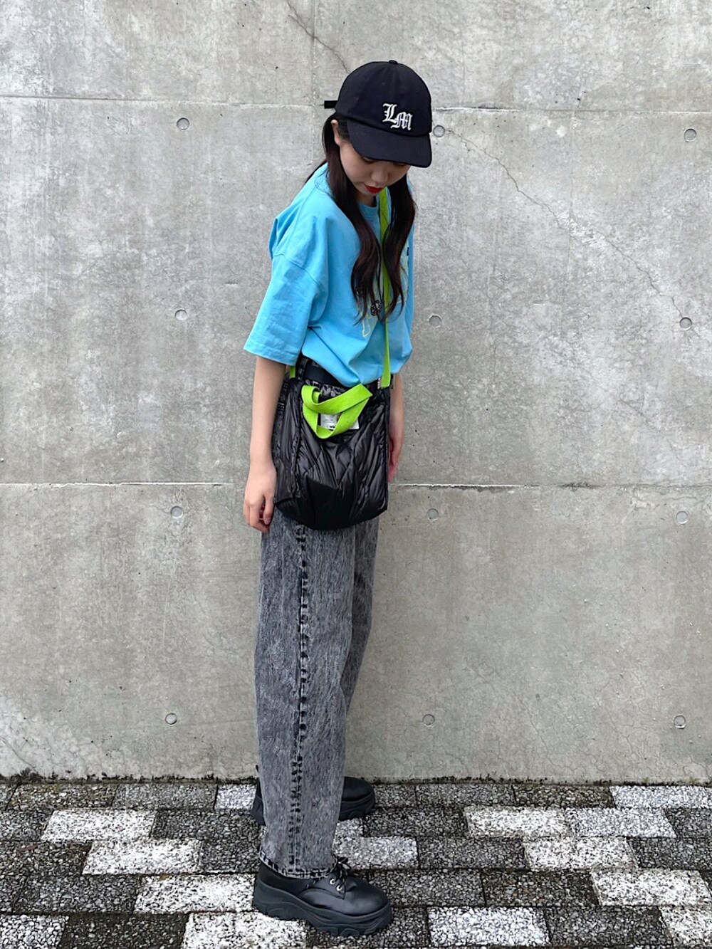 ブルー系のTシャツ/カットソー、ブラック系のショルダーバッグ、ブラック系のデニムパンツを着用したレディースの夏コーディネートの2枚目の写真