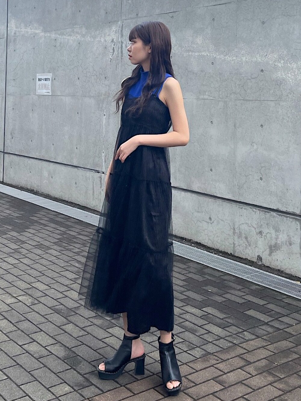 ブルー系のTシャツ/カットソー、ブラック系のワンピース、ブラック系のサンダルを着用したレディースの夏コーディネートの3枚目の写真