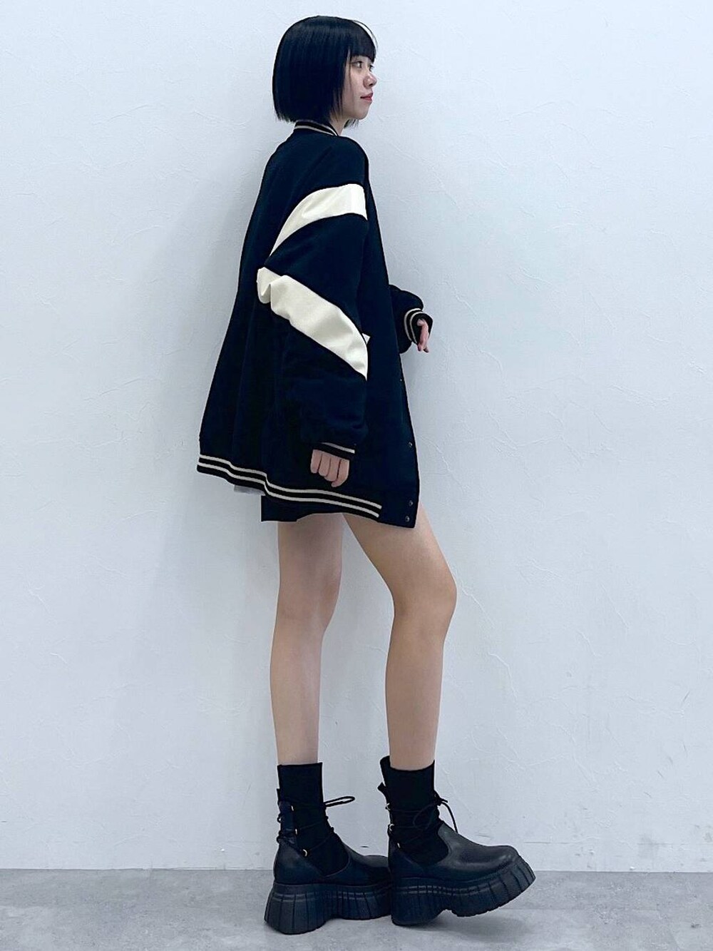 ブラック系のスタジャン、ブラック系のその他パンツ、ベージュ系のスウェットを着用したレディースの冬コーディネートの2枚目の写真