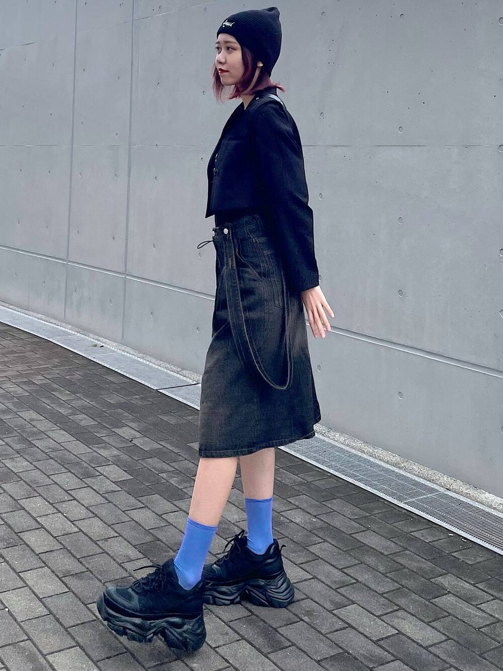 ブラック系のショルダーバッグ、ブラック系のスニーカー、ブラック系のTシャツ/カットソーを着用したレディースの春コーディネートの7枚目の写真