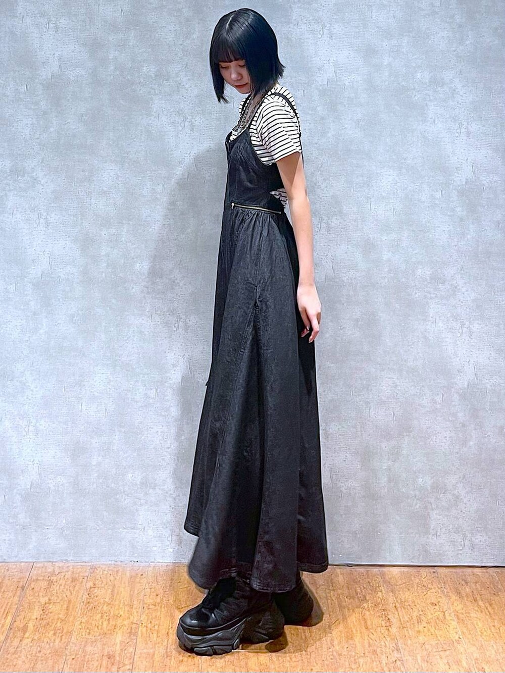 ブラック系のスニーカー、ブラック系のワンピース、ホワイト系のTシャツ/カットソーを着用したレディースの夏コーディネートの5枚目の写真